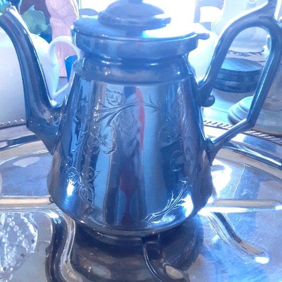 WILCOX SILVERPLATE Co., Flat Bottom  Floral Etched,  Hinged Lid Tea Pot - Picture 3 of 10